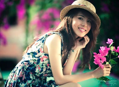 Thuy Tien diu dang ben hoa hinh anh