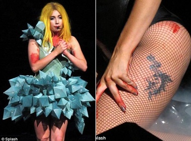 Lady Gaga khoe toc vang va hinh xam moi hinh anh