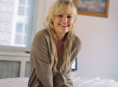 Malin Akerman - Nguoi dan ba tre tho hinh anh