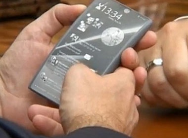 Tong thong Nga 'so' mau thu de Android 4G hai man hinh hinh anh