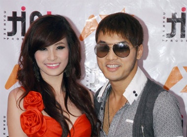 Dong Nhi rang ro ben cac hot boy hinh anh