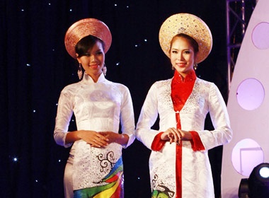 Cao Minh Tien 'choi troi' voi 'Mat na tuong' hinh anh