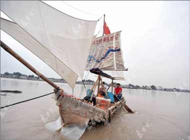 Cheo 1.000km voi thuyen lam bang vo chai nhua hinh anh