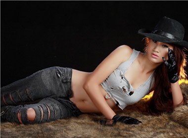 Phi Ngoc Anh tai xuat day goi cam hinh anh