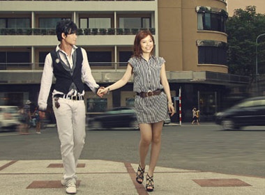 Khanh Trang dao pho voi ca si Thien Truong hinh anh