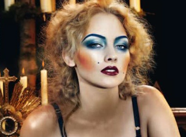 Trang diem la voi mat xam moi xanh hinh anh