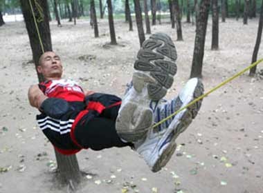 Ngu tren day thung 7 gio dong ho hinh anh