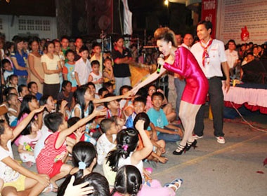 Bao Thy hat chay ca khuc 'Tet trung thu' hinh anh
