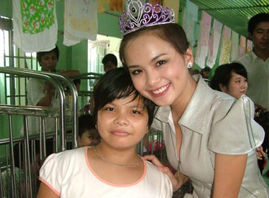 Hoa hau Diem Huong vui Trung thu voi tre em ngheo hinh anh