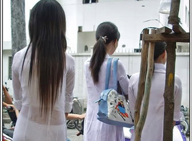 'Ho henh' trang phuc sinh vien hinh anh
