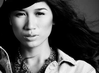 Trang Tran bui voi ao jean hinh anh