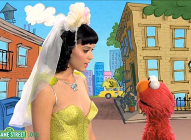 Katy Perry bi fan cua roi Elmo tay chay? hinh anh
