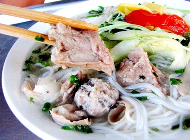 La mieng voi bun chua hinh anh