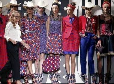 Moschio ruc ro thoi trang xuan he 2011 hinh anh