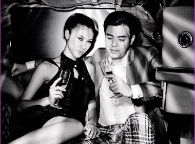 Tuan Tu tinh cam cung nguoi dep ben xe sang hinh anh