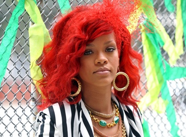 Rihanna 'thoi lua' tren duong pho hinh anh