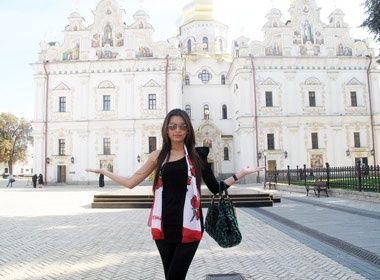 'Sieu vong 3' Lan Huong khoe dang o chau Au hinh anh