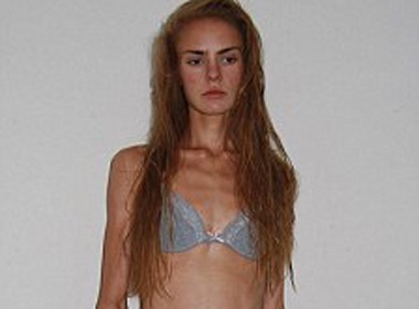 Thieu nu xinh xan thiet mang vi an kieng hinh anh