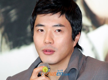 Kwon Sang Woo cui dau xin loi fan hinh anh