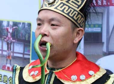 Nhet ran vao lo mui hinh anh
