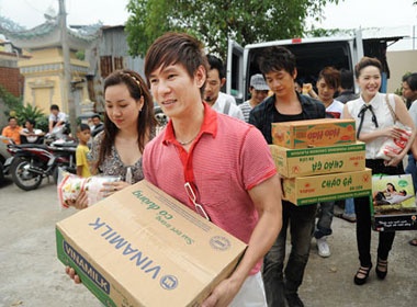 Sao Vpop tham tre mo coi o chua hinh anh