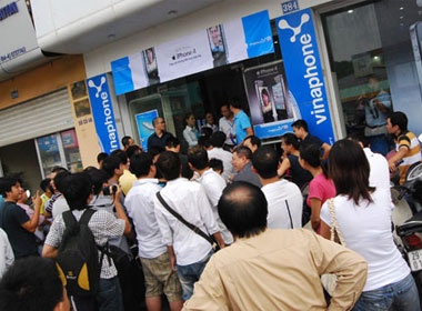 'Khat' iPhone 4, khach hang noi doa voi nha mang hinh anh