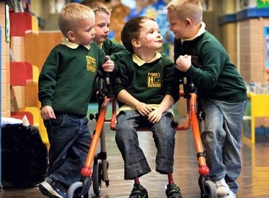 Cau be 4 tuoi ngoi xe lan den truong hinh anh