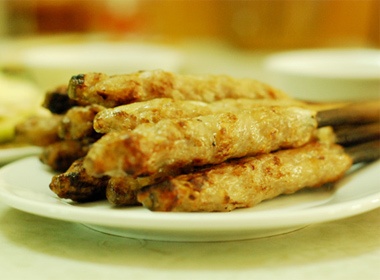 Thuong thuc nem lui Hue trong tiet thu Ha Noi hinh anh