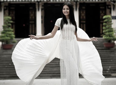Huong Giang dep thuan khiet voi ao dai hinh anh