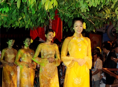 100 nguoi mau trinh dien ao dai ben cau The Huc hinh anh