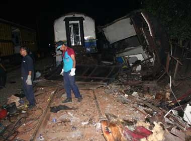 Tai nan xe lua tham khoc o Indonesia hinh anh