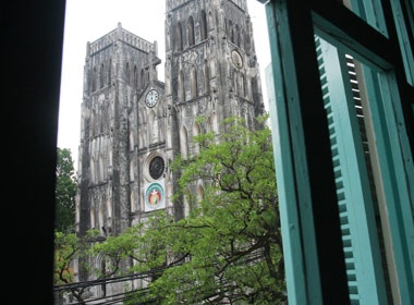 Ngam nha tho co kinh tai La Place cafe hinh anh