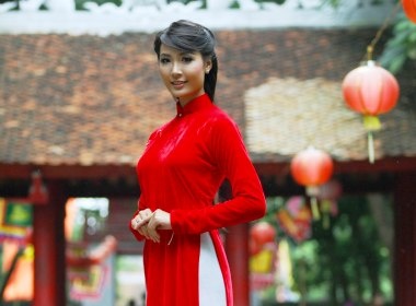 A hau Thuy Trang duyen dang voi ao dai do hinh anh