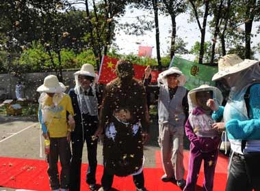 Hut khach bang cach cho ong dau khap nguoi hinh anh