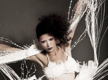 Trang Tran ma quai voi mau den hinh anh