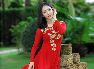 Thien Ly dam tham voi ao dai hinh anh