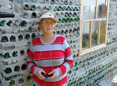 Ngoi nha duoc xay tu vo nhung chai bia hinh anh