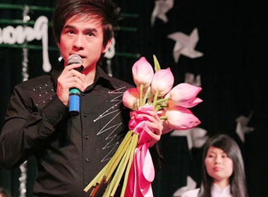 Dan Truong gap han vi fan qua khich hinh anh