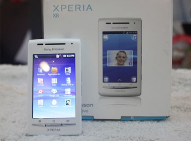 'Dap hop' Xperia X8 tai Viet Nam hinh anh