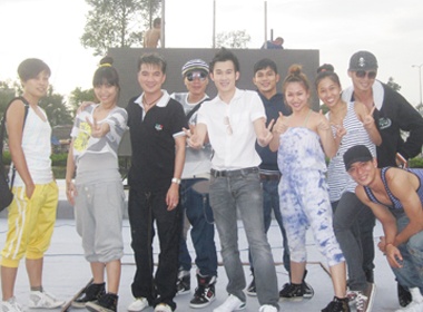 Mr Dam cung hoc tro tap luyen cho liveshow hinh anh