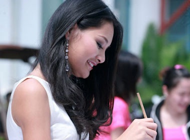 Huong Giang phu nhan tin don lay chong hinh anh