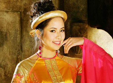 Kieu Khanh duyen dang voi ao tu than hoa sen dat vang hinh anh