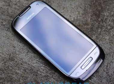 'Dap hop' dien thoai 8 'cham' Nokia C7 hinh anh