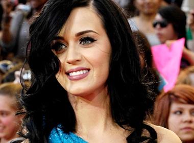 Katy Perry ban quan ao va nuoc hoa hinh anh