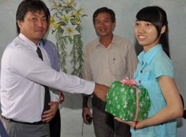 Gap go nhung guong mat thu khoa vuot kho hinh anh