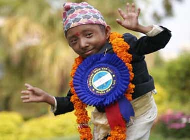 Cau be Nepal duoc cong nhan la nguoi nho nhat the gioi hinh anh