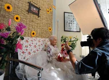 Cu ba 101 tuoi dien vay cuoi hinh anh