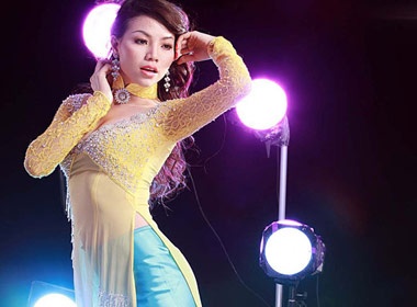 Ngo Nhat Huy va cuoc pha cach ao dai ngoan muc hinh anh