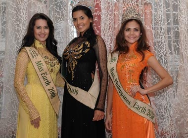 Hoa hau Trai dat dien ao dai Viet Nam hinh anh