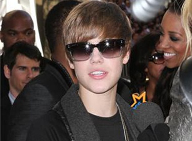 Justin Bieber hanh hung fan? hinh anh